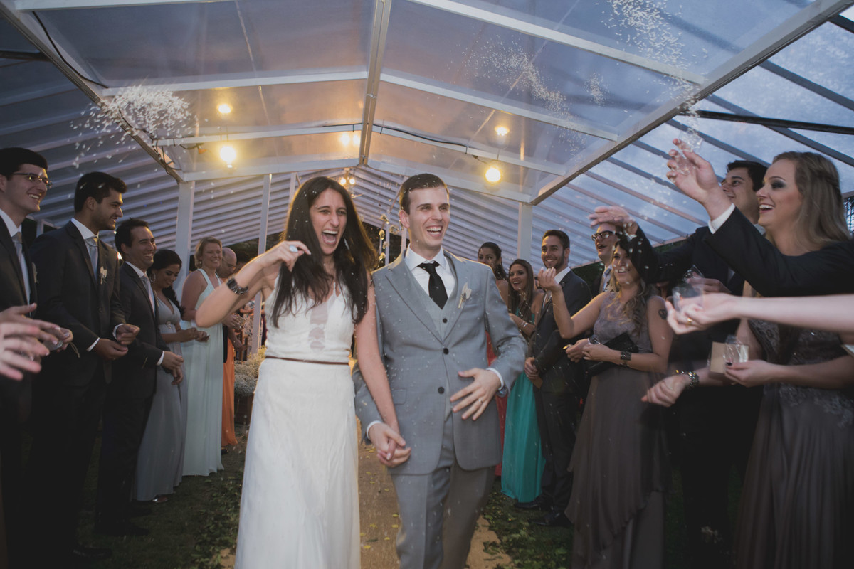 saida do casal com chuva de arroz