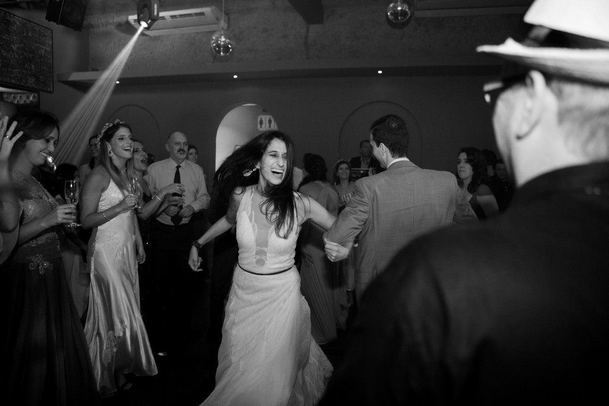 casal curtindo a festa