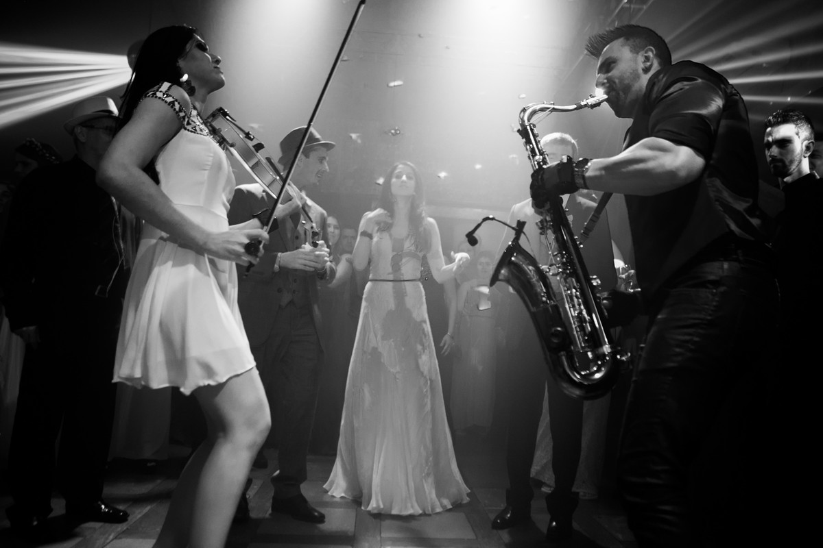 casal curtindo a festa