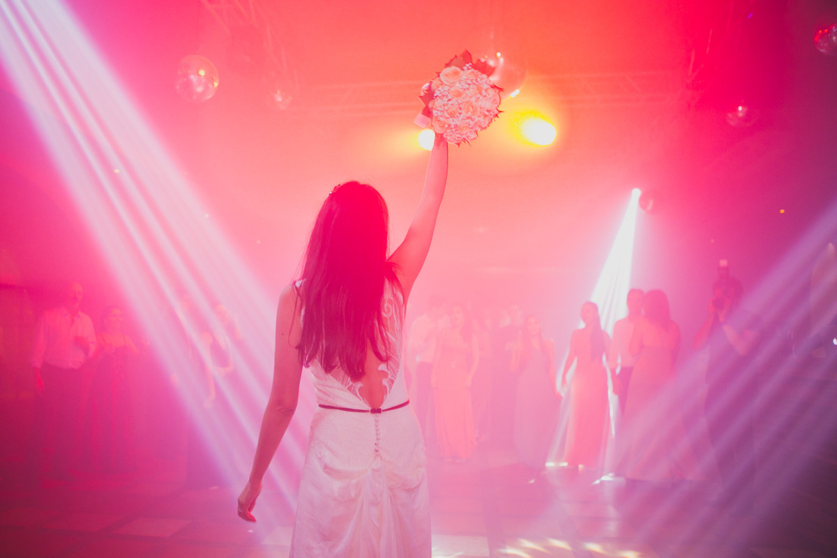 noiva jogando o bouquet