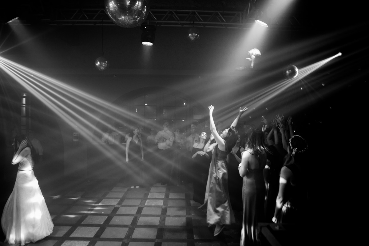 noiva jogando o bouquet