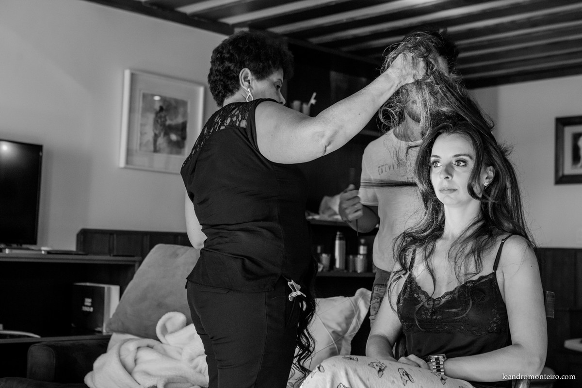 noiva no making of fazendo cabelo