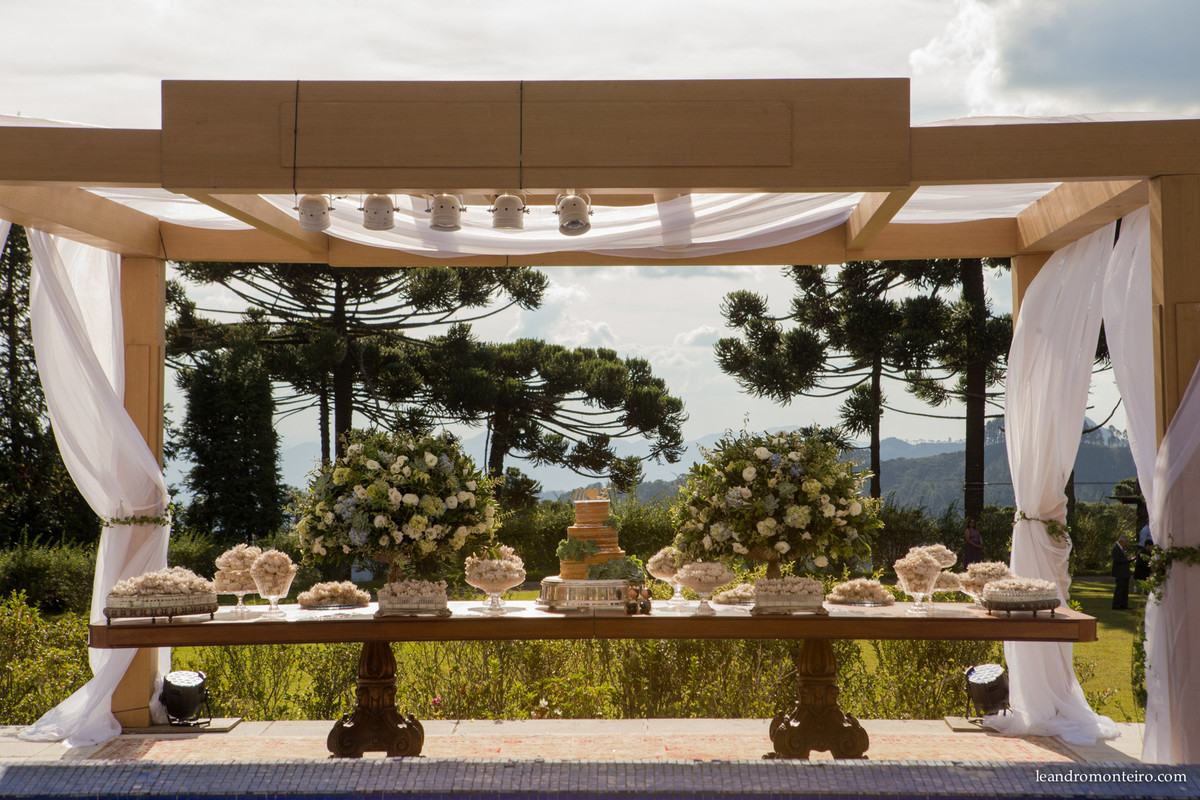 decoracao de mesa do bolo nas montanhas