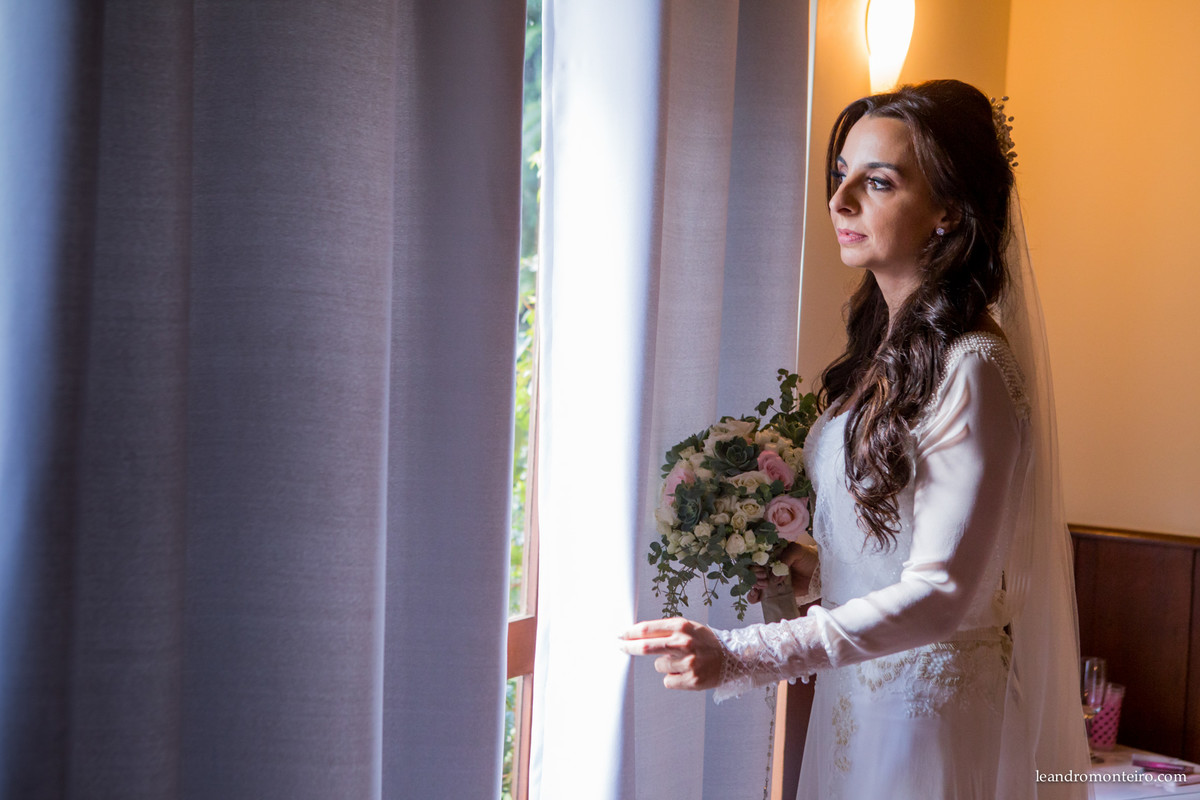 noiva olha pela janela no making of