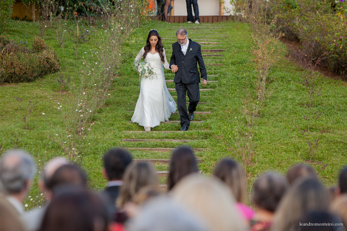 noiva com o pai na cerimonia