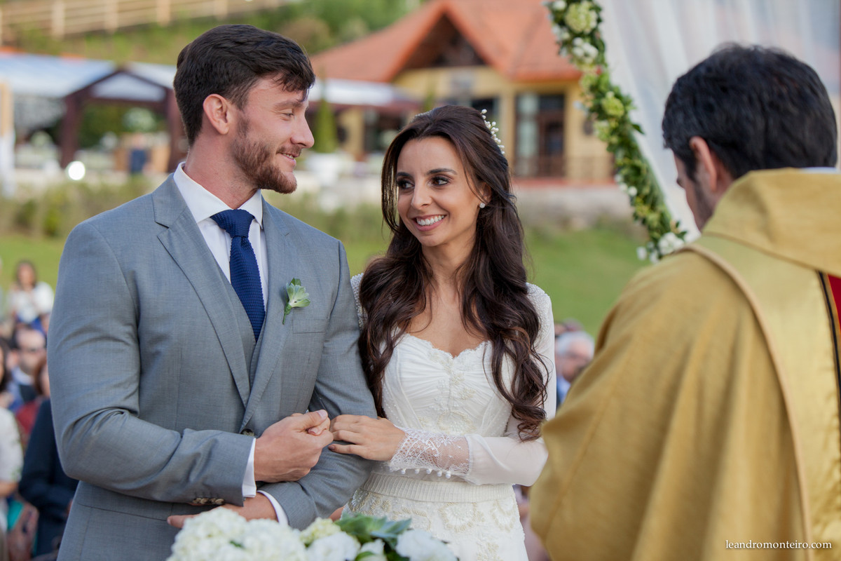 noivo olha para a noiva na cerimonia