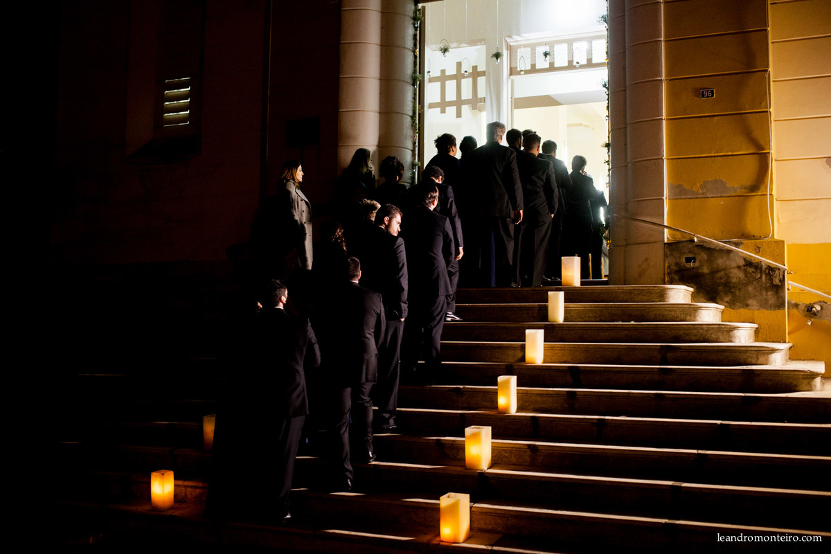 padrinhos entrando na igreja