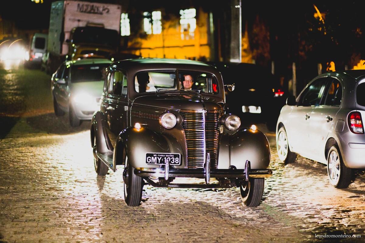noiva chega de carro antigo na igreja