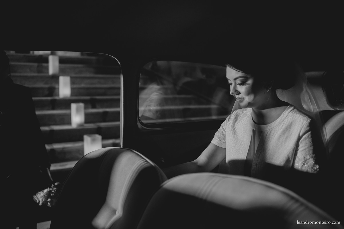 noiva chega de carro antigo na igrejaq