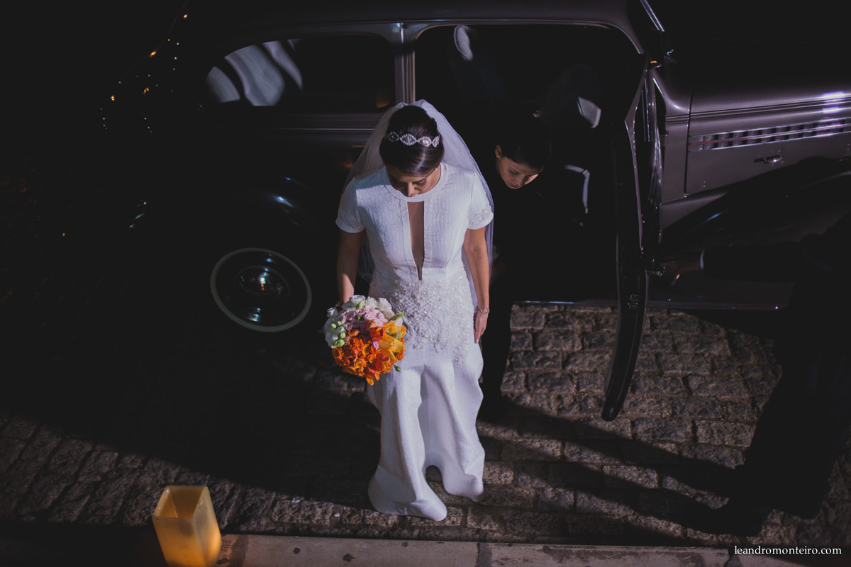 noiva sobre escadaria da igreja