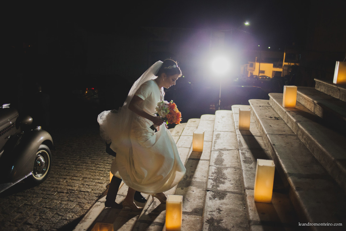 noiva sobe escadaria da igreja