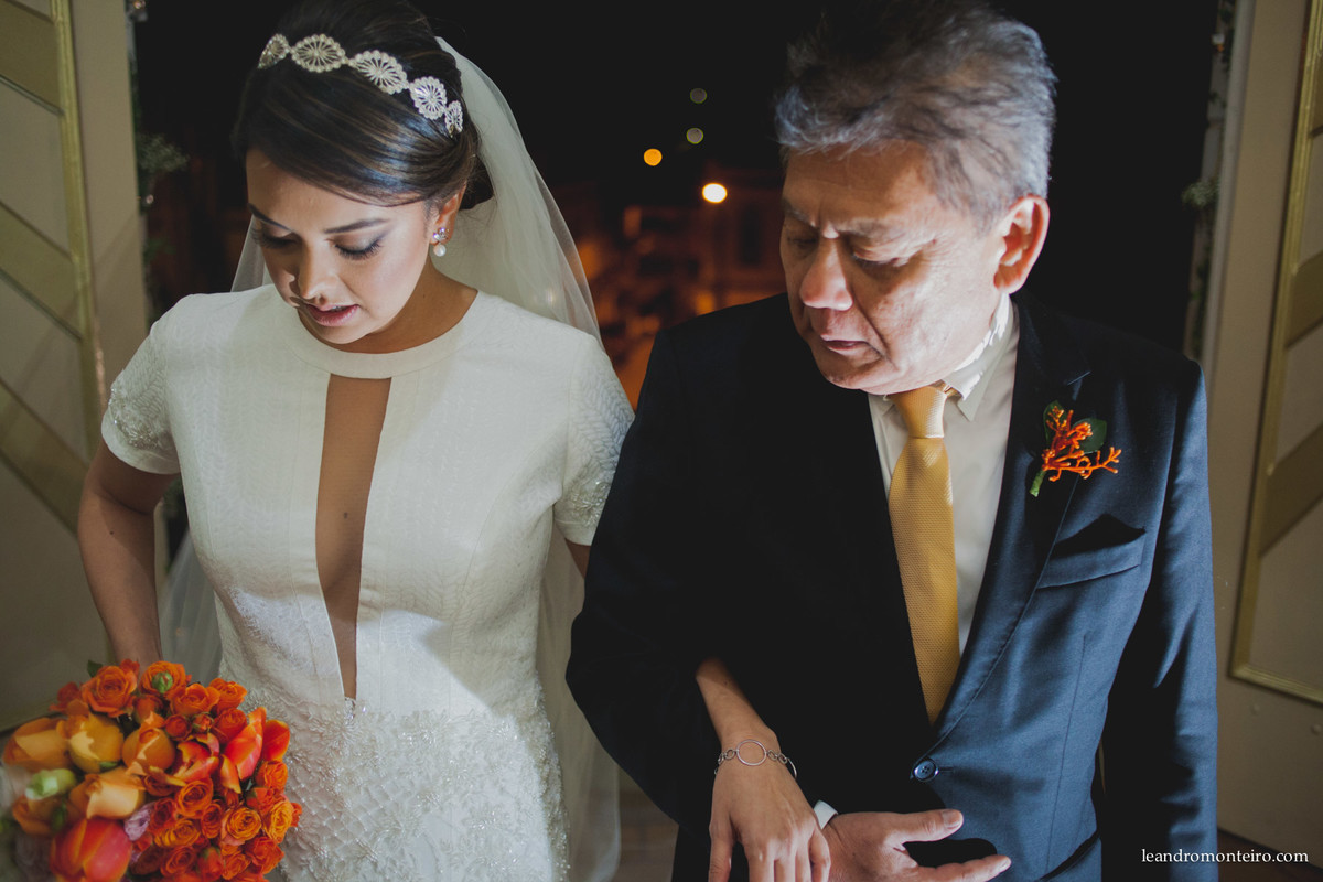 noiva pronta para entrar na igreja