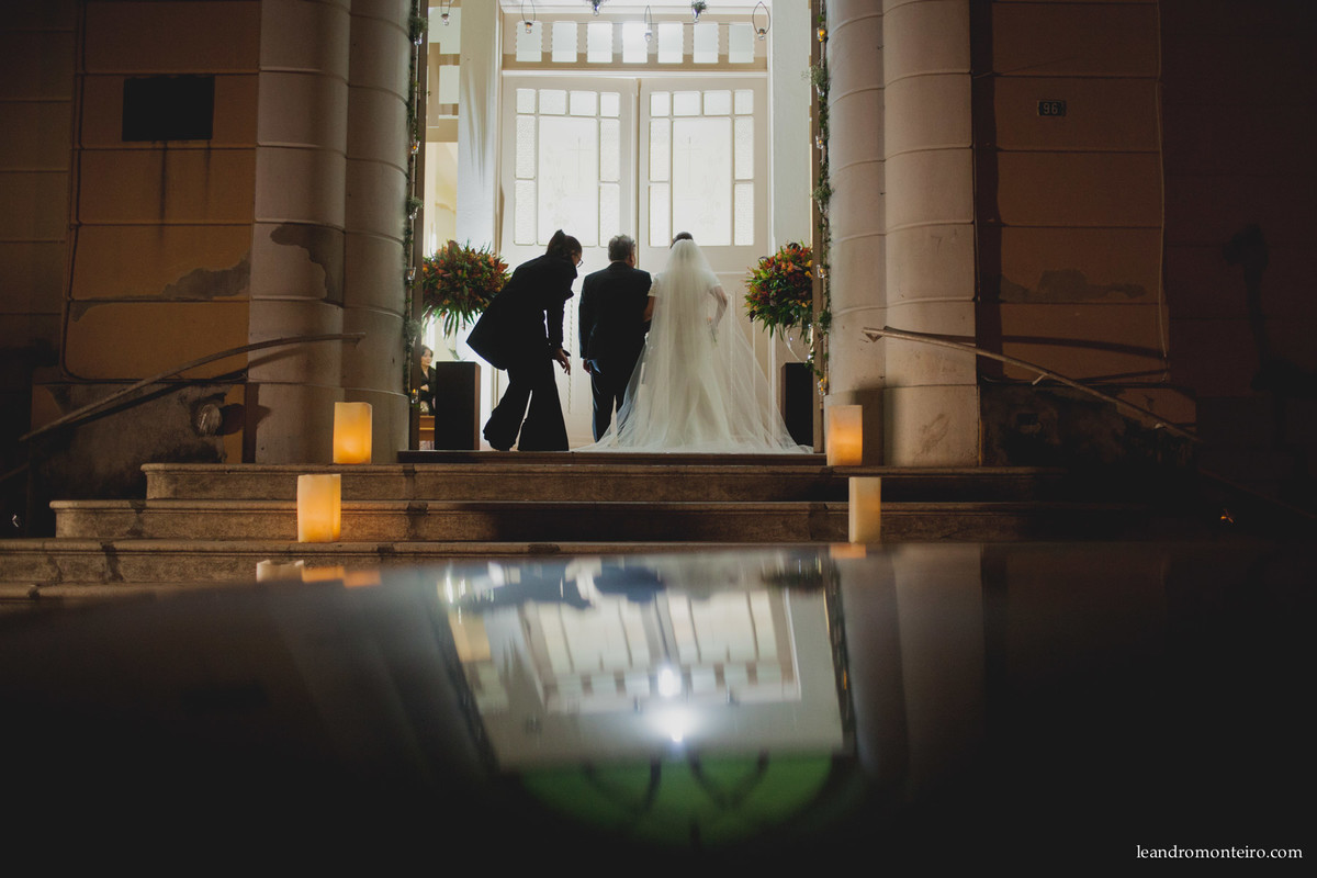 noiva pronta para entrar na igreja