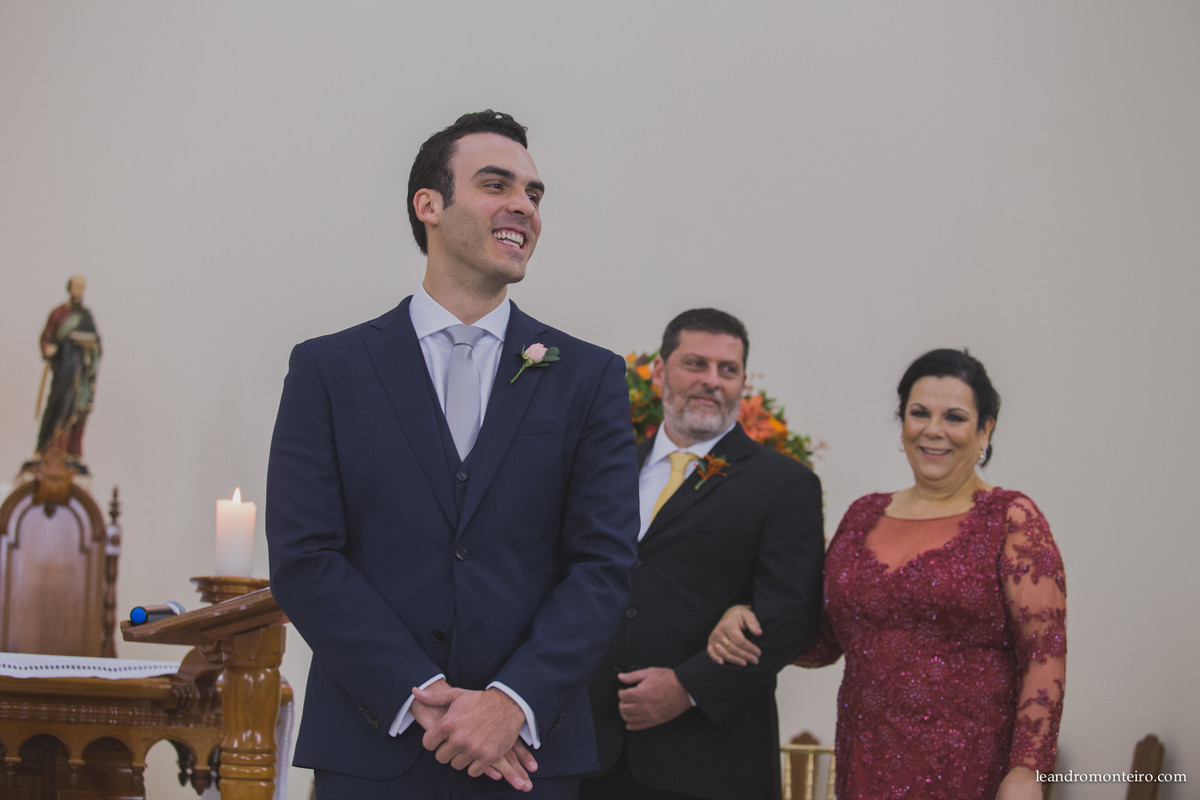 noivo espera noiva na igreja