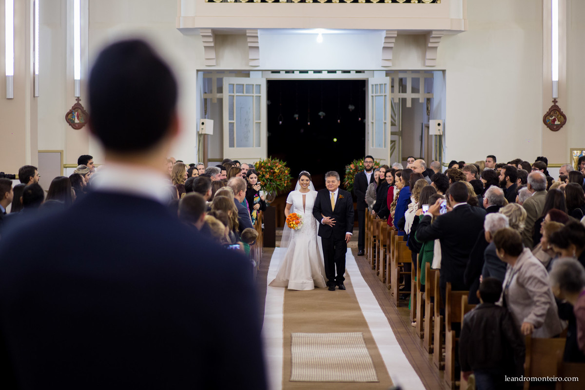 noiva entrando na igreja