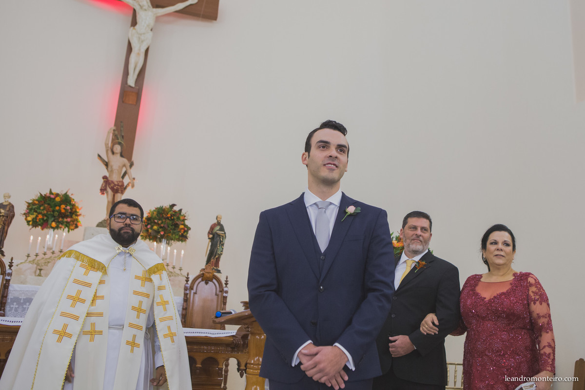 noiva entrando na igreja