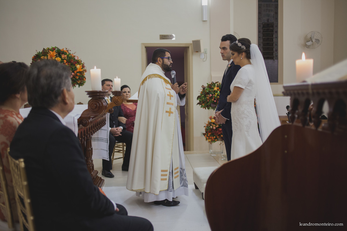 padre e casal na cerimonia