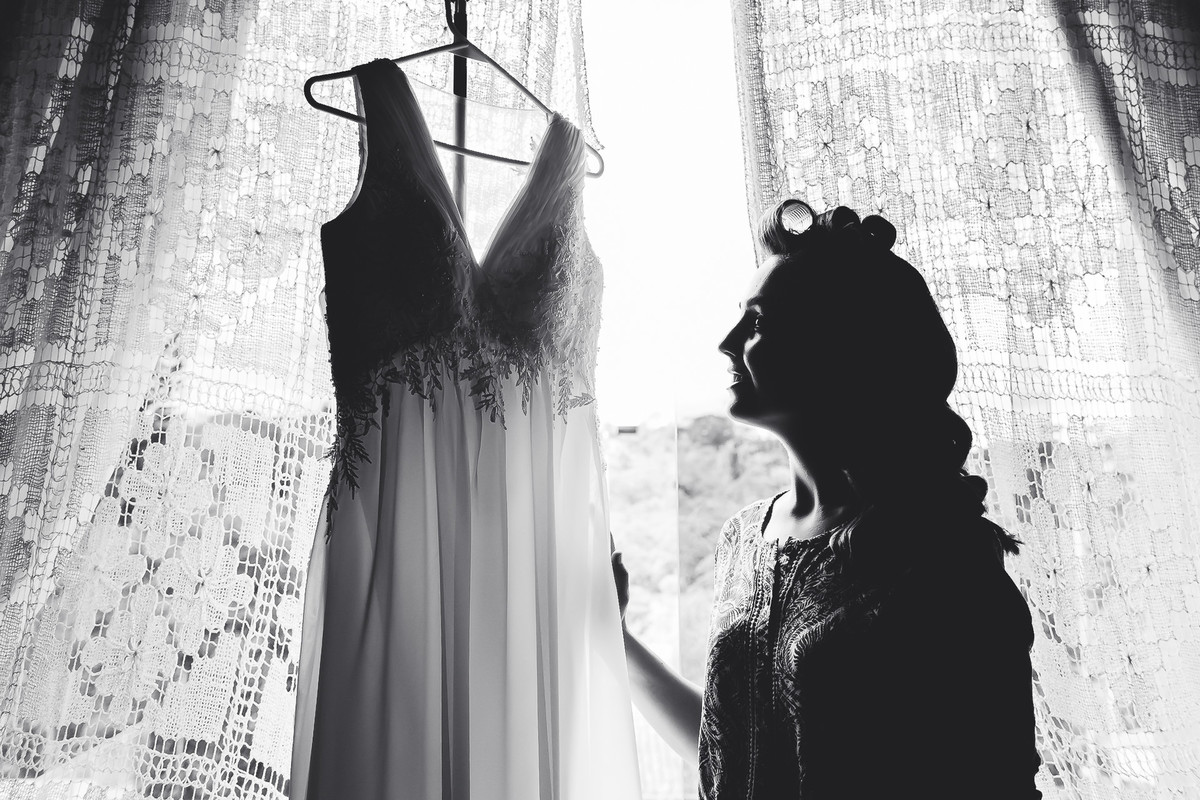 noiva em seu casamento olhado para seu vestido de noiva em casamento de dia fotografado por Vinicius Donha fotografia, fotógrafo de casamento em SP