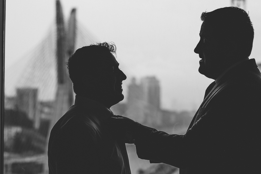 padrinho de casamento arrumando terno de noivo no Grand Hyatty São Paulo para festa de casamento no Villa Bisutti
