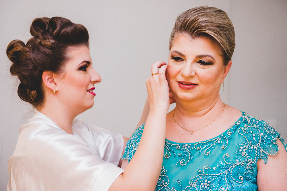 Noiva arrumando sua mãe no Studio Theo de Sousa em seu make e hair para casamento na casa Bisutti fotografado por Vinicius Donha fotografo de casamento SP