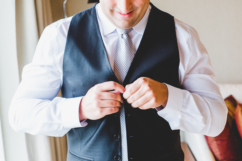 Noivo arrumando seu terno de casamento em seu making of no hotel Grand Hyatt São Paulo