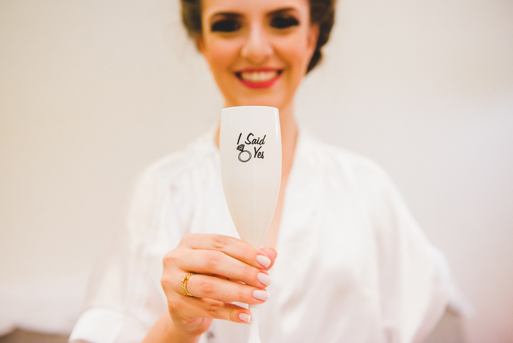 Taça personalizada para noiva em seu makng of fotografado por Vinicius Donha fotografia 