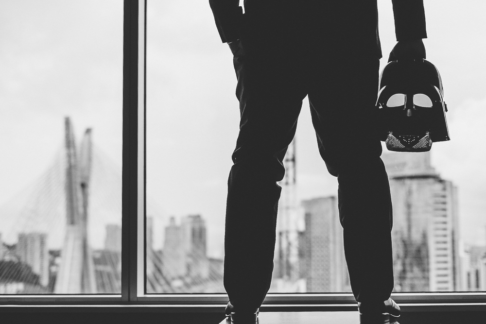 noivo em seu making of no hotel  Grand Hyatt São Paulo com máscara do Darth Vader