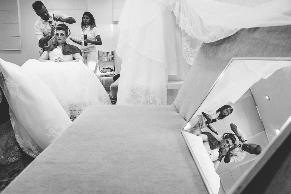 Theo de Sousa realizando penteado de noiva para casamento fotografado por Vinicius Donha fotografia fotografo de casamento SP