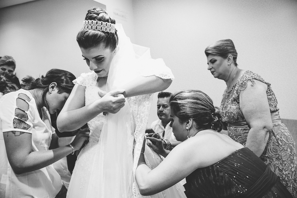 Theo de Sousa ajudando as madrinhas a arrumar vestido de noiva em seu making of fotografado por Vinicius Donha
