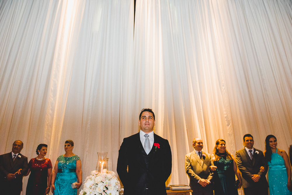 noivo aguardando noiva na cerimônia de casamento no espaço Villa Bisutti 