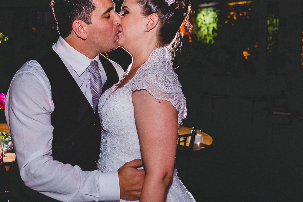 Primeira dança dos noivos com a banda Simple Band fotografados por Vinicius Donha fotografia