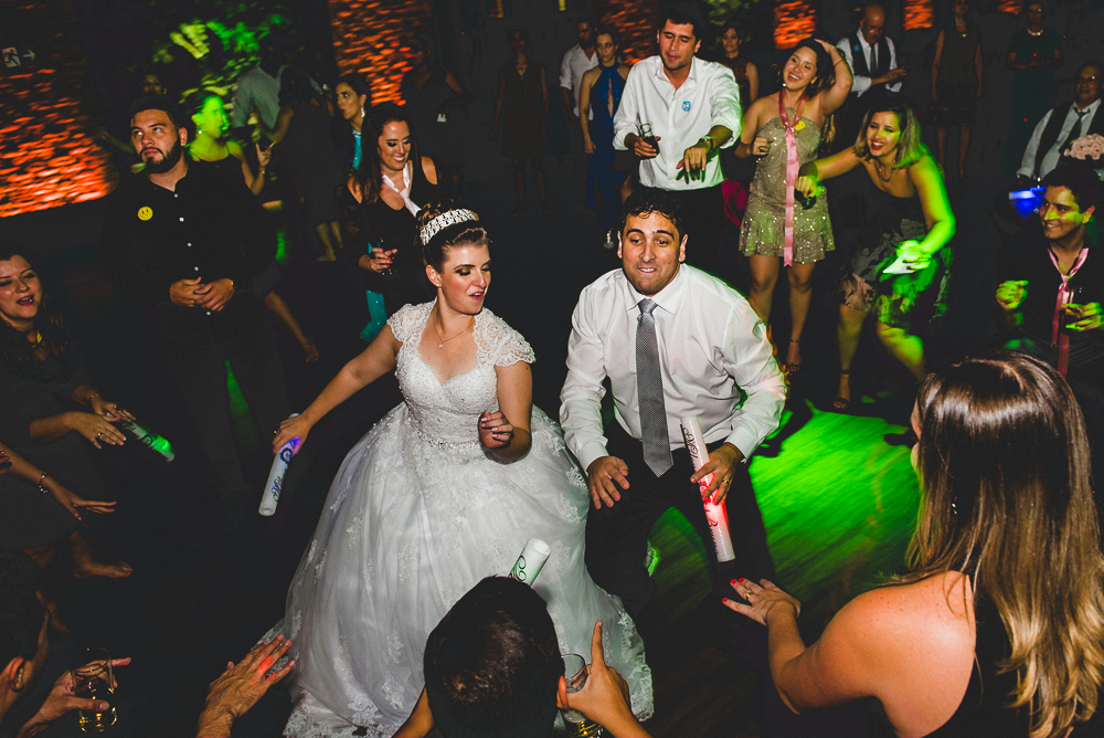 noivos dançando na festa de casamento na Villa Bisutti com a banda Simple Band