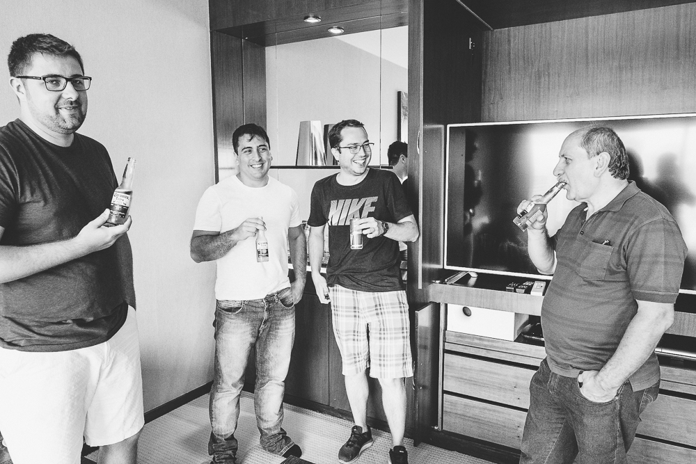 padrinhos de casamento antes da cerimônia de casamento no quarto de hotel do Grand Hyatt São Paulo