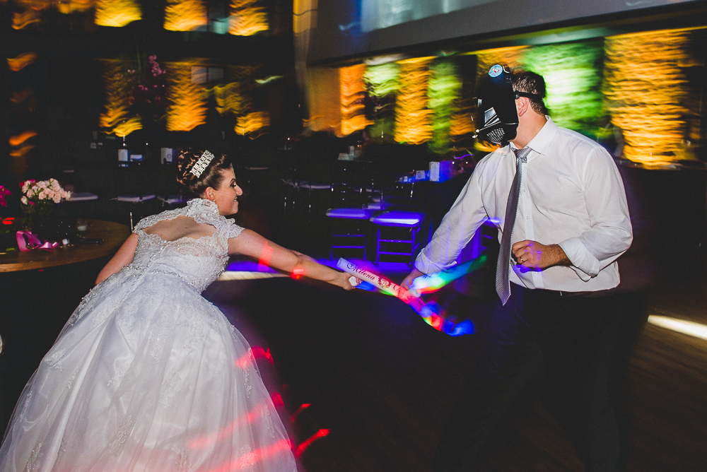 Noivos brincando com adereços para pista de dança de casamento e bastão de led durante festa de casamento no Villa Bisutti com a banda Simple Band e fotógrafo de casamentos Vinicius Donha