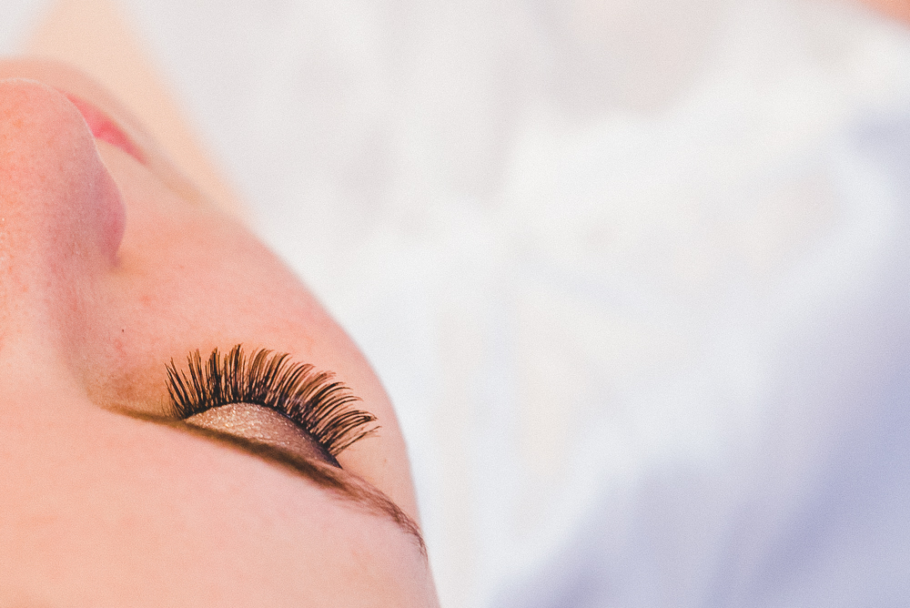 Silhos postiços no make e hair de noiva no Theo de Sousa Studio para casamento fotografado pelo fotógrafo de casamento Vinicius Donha fotografia. 