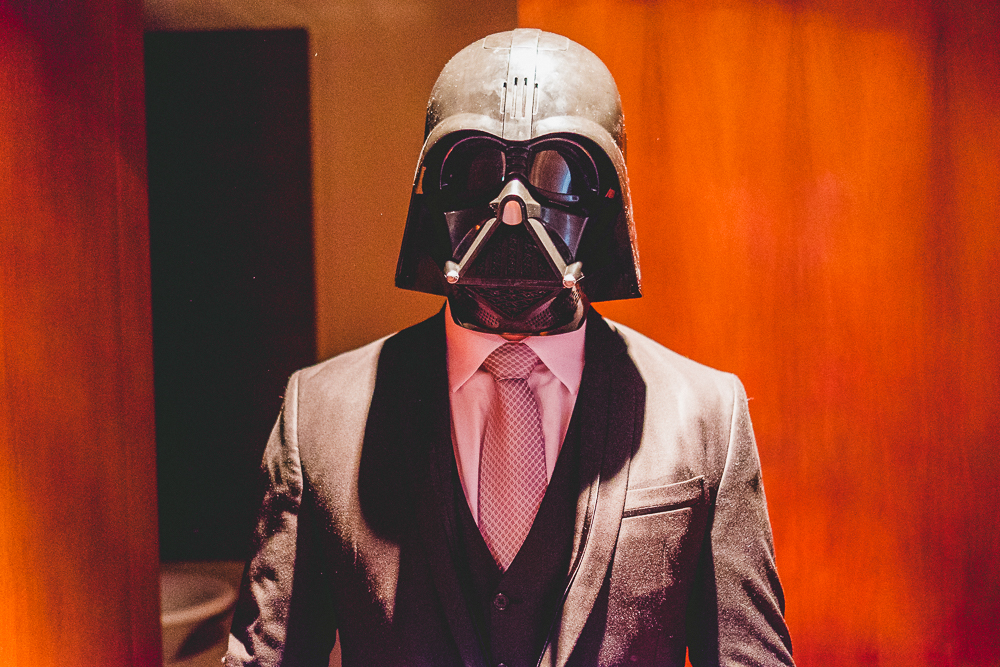 noivo em seu making of no hotel  Grand Hyatt São Paulo com máscara do Darth Vader