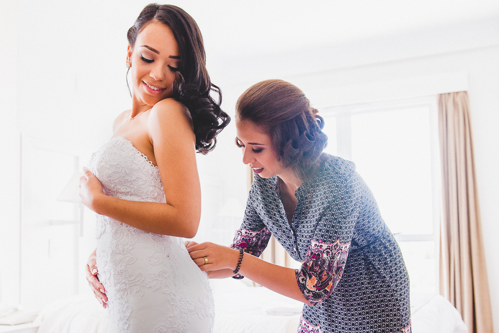 madrinha arrumando vestido de noiva fotografada pelo fotógrafo de casamento SP Vinicius Donha