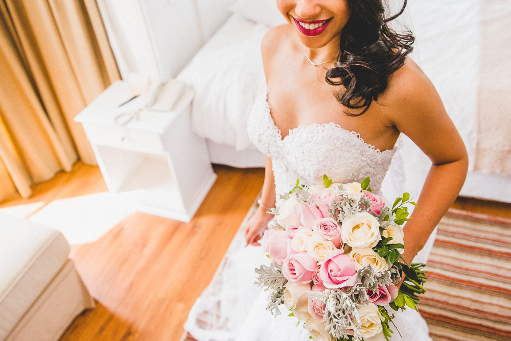 bouquet de noiva e vestido de noiva para casamento durante o dia 