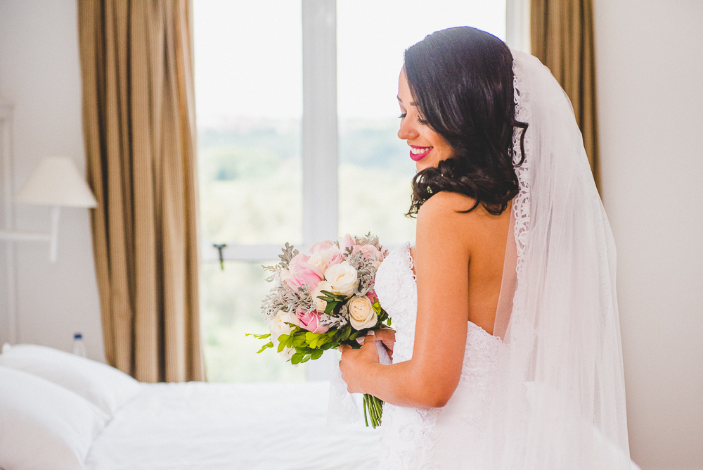 bouquet de noiva e vestido de noiva para casamento durante o dia fotografada por Vinicius Donha fotografia