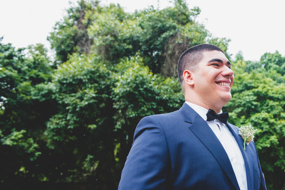 noivo aguardando noiva com seu terno de casamento de dia fotografado por Vinicius Donha no espaço Quinta das Bromélias