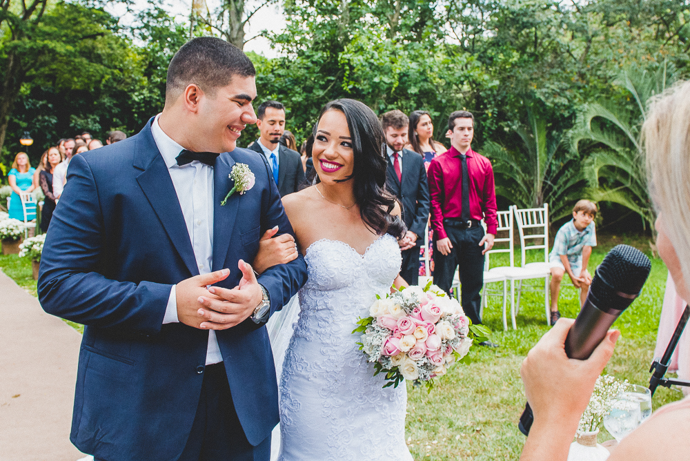 Noivos se olhando durante a cerimônia de casamento no campo no buffet Quinta das Bromélias 