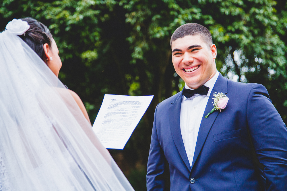 Votos dos noivos durante cerimônia de casamento no espaço Quinta da Bromélias 