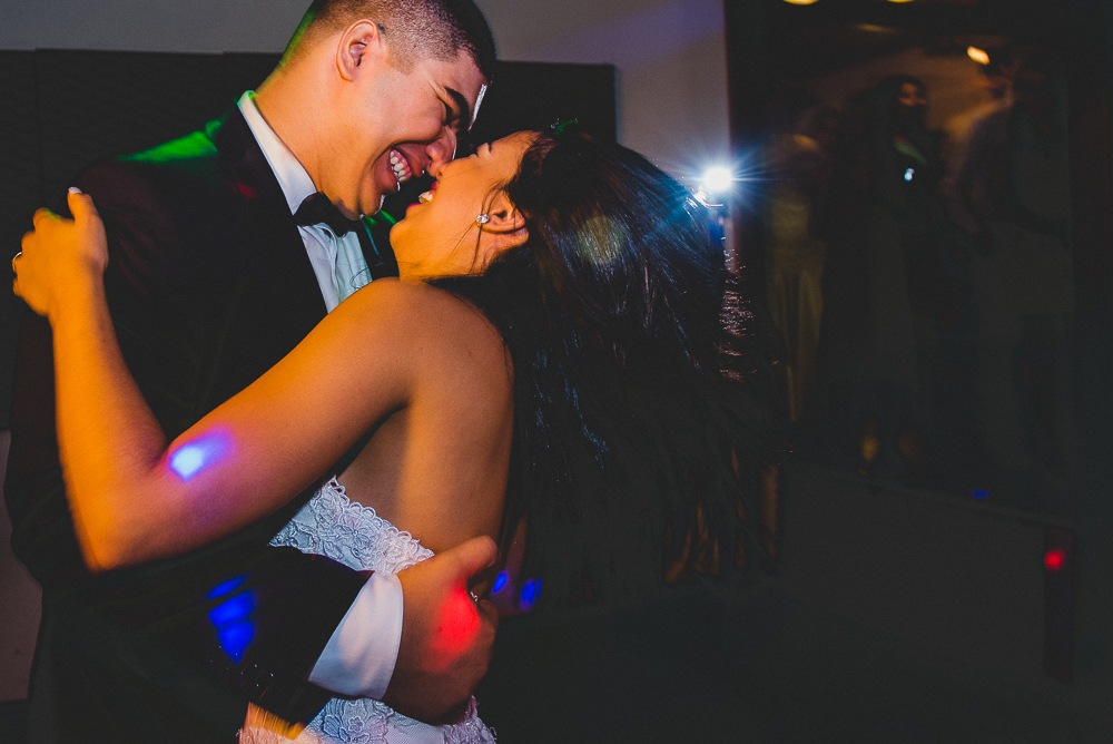 fotografia de casamento da dança dos noivos no espaço Quinta das Bromélias 