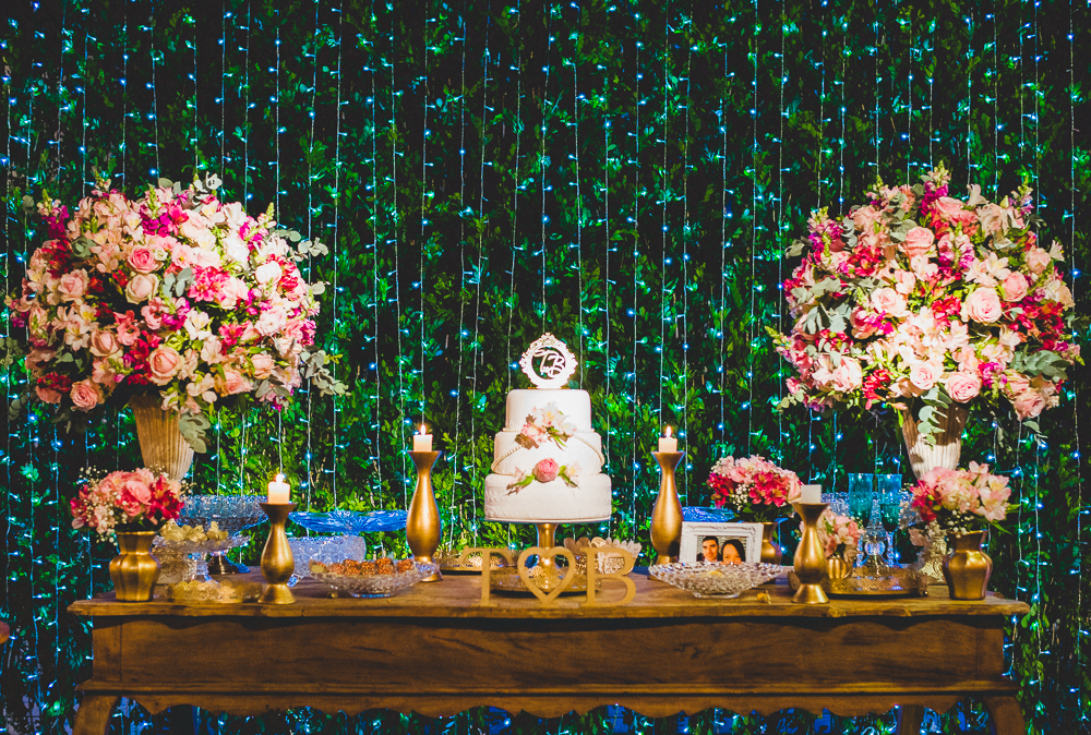 mesa de doces de casamento com decoração rústica 