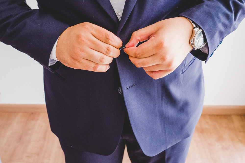 Noivo com seu terno de casamento para casamento durante o dia fotografado pelo fotógrafo Vinicius Donha