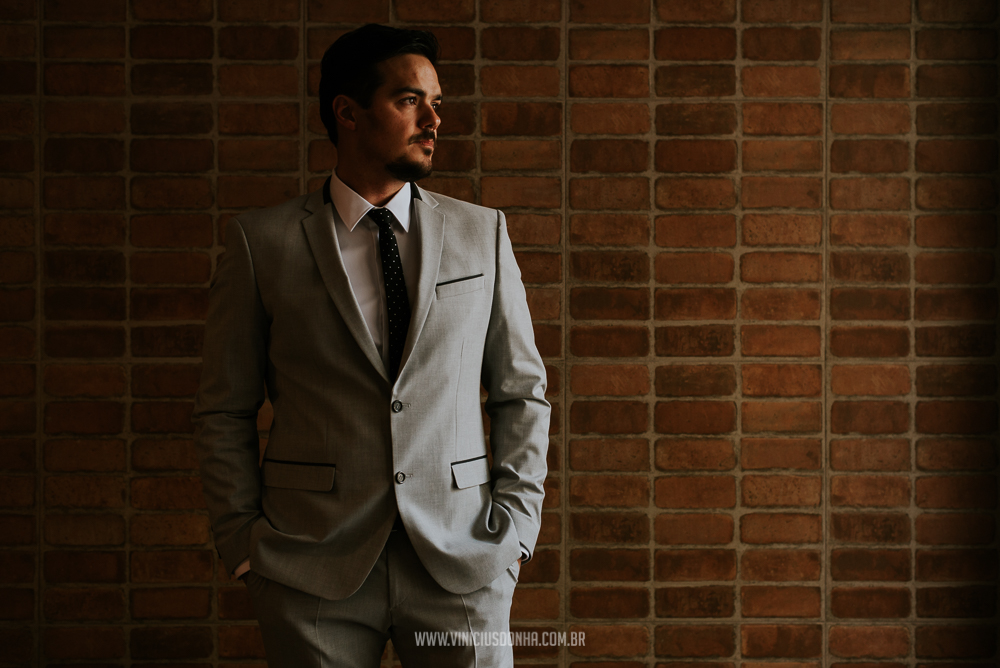 Terno de casamento no making off de noivo no estação Gaia