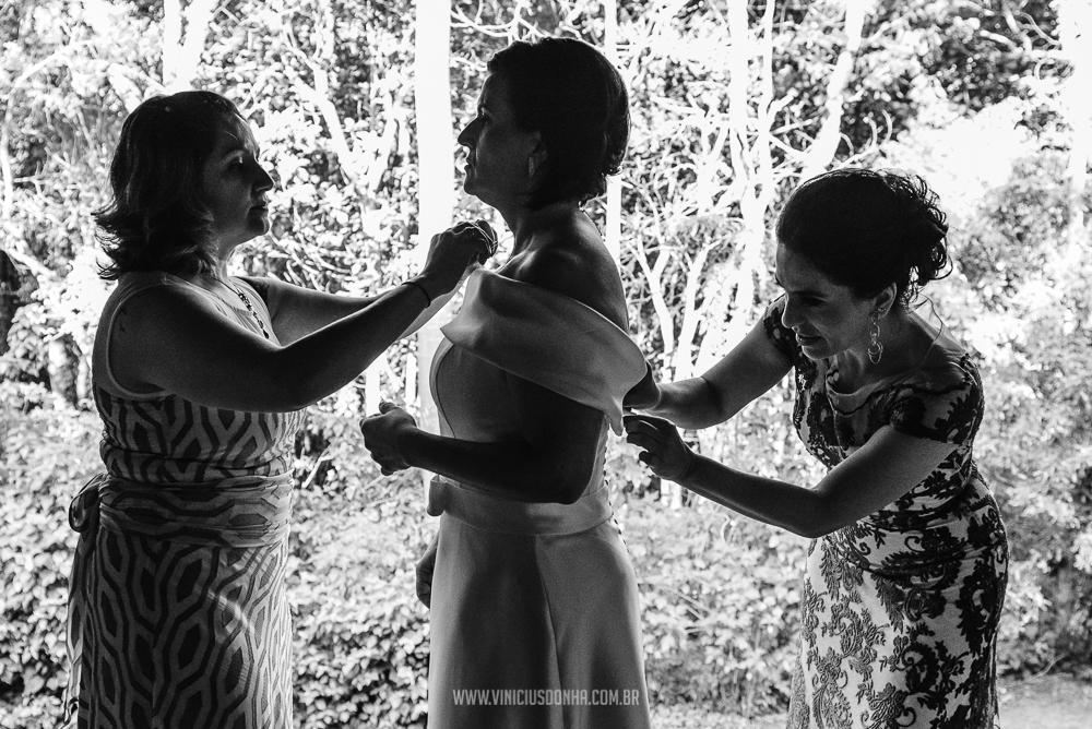 Noivas com as madrinhas arrumando o vestido de noiva e vestido de madrinha no making of no estação Gaia