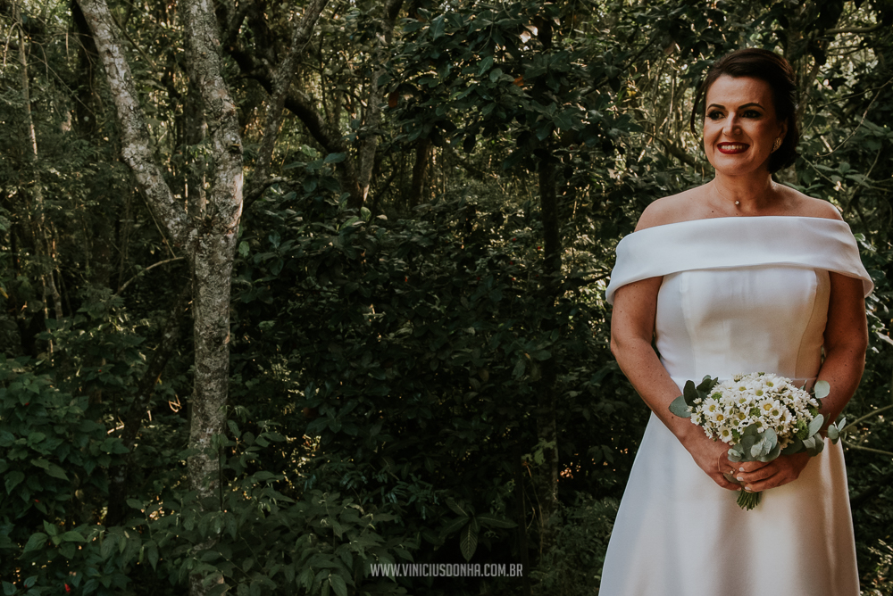 Noiva com seu bouquet de noiva, vestido de noiva e sapato de noiva no buffet estação gaia