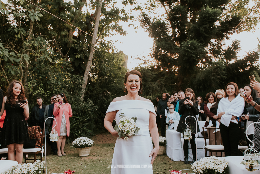 Entrada de noiva em seu casamento com seu vestido de noiva e bouquet de noiva no espaço estação Gaia, por Fotografo de casamento Vinicius Donha