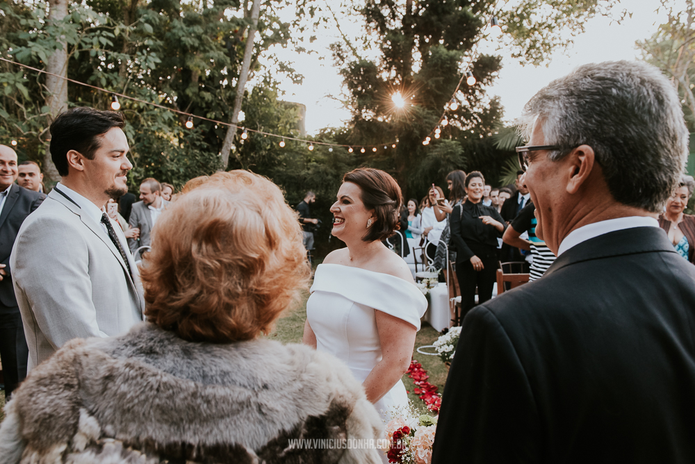 Noivos se olhando durante cerimônia de casamento espirita, no espaço estação Gaia, foto pelo fotógrafo de casamento Vinicius Donha